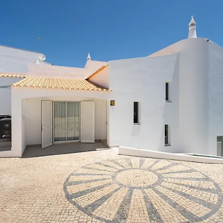 Вілла Alma Invicta *