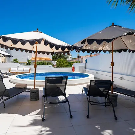 Вілла Alma Invicta *